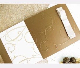 Invitatie maro cu funda